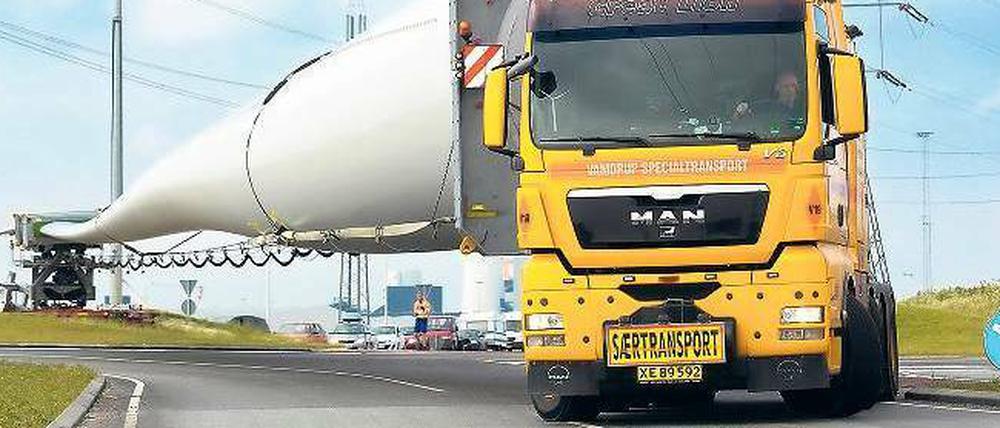 Mammutprojekt. Die Kosten steigen, die Anlagen auch. Dieser Tage fuhr Siemens das längste Wind-Rotorblatt der Welt durch Dänemark zu einem Kunden.