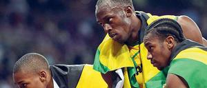 Drei aus der Nachbarschaft. Jamaika räumte alle Medaillen über 200 Meter ab: Hinter Bolt (M.) kamen Yohan Blake und Warren Weir (l.) ins Ziel. Foto: dpa