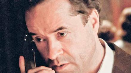 Schlechte Nachrichten. Richard Hoffmann (Jan Josef Liefers) erhält einen Anruf aus dem Krankenhaus und wird über den Selbstmordversuch seiner Geliebten informiert.Foto: MDR