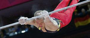 Mit Kraft und Eleganz. Fabian Hambüchen an seinem Lieblingsgerät, dem Reck.