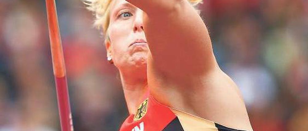 Eine Stufe höher. Christina Obergföll gewann nach Bronze in Peking diesmal Silber. Hinter ihr landete Linda Stahl auf Platz drei. Foto: dpa