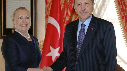Die US-amerikanische Außenministerin Hilary Clinton hat sich mit dem türkischen Premier Recep Tayyip Erdogan in Istanbul getroffen.