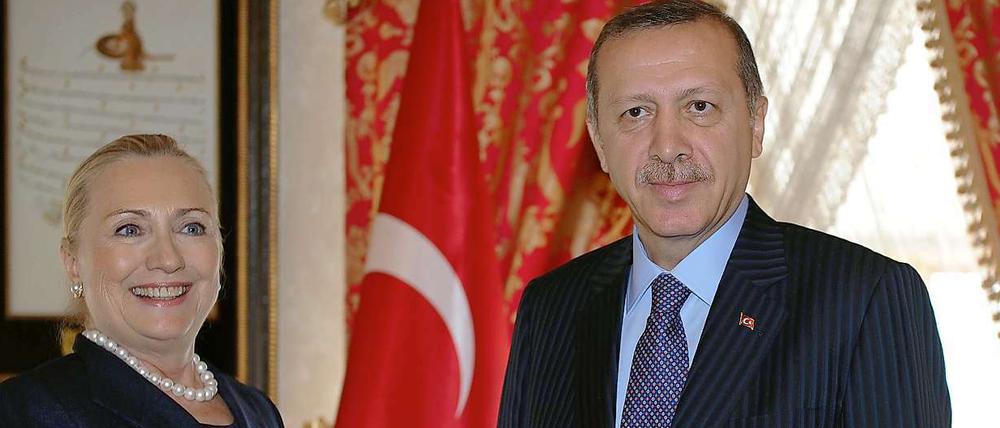 Die US-amerikanische Außenministerin Hilary Clinton hat sich mit dem türkischen Premier Recep Tayyip Erdogan in Istanbul getroffen.