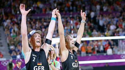 So sehen Sieger aus. Die Beachvolleyballer Julius Brink (r.) und Jonas Reckermann.