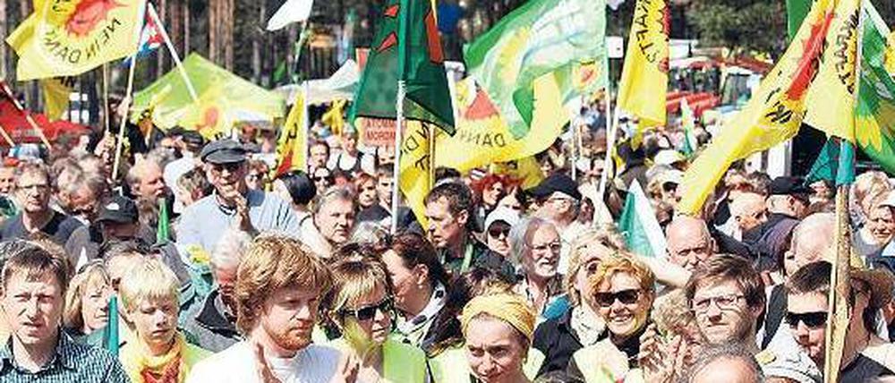 Protest in Gorleben: Geht die Erkundung des Salzstocks weiter, blockieren wir ebenfalls weiter, versprechen die Atomkraftgegner. Foto: Focke Strangmann/dapd