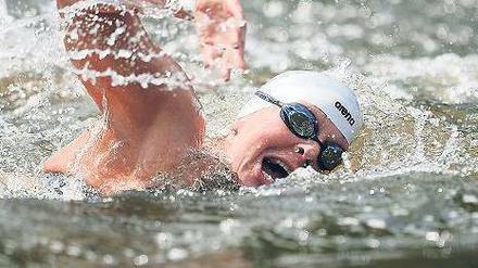 Heimvorteil für Enten. Angela Maurer schwimmt im Serpentine Lake. Foto: dapd