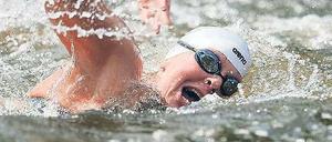 Heimvorteil für Enten. Angela Maurer schwimmt im Serpentine Lake. Foto: dapd