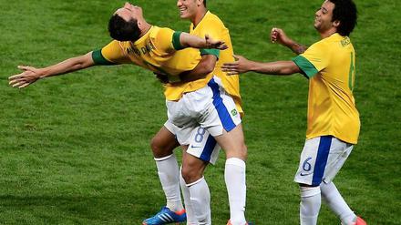 Mit Himmels Willen. Die Brasilianer Leandro Damaio (l.) und seine Mannschaftskollegen spielen gegen Mexico um Gold.