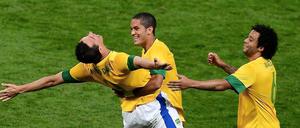 Mit Himmels Willen. Die Brasilianer Leandro Damaio (l.) und seine Mannschaftskollegen spielen gegen Mexico um Gold.