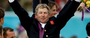 Nick Skelton feiert den Goldgewinn im Teamwettkampf.