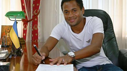 Die Tinte in Ukraine ist kaum getrocknet, schon muss Raffael wieder nach Deutschland. Aber nur zum Spielen:. In der Champions League-Qualifikation trifft er mit Dynamo Kiew auf Borussia Mönchengladbach. Und seinen Ex-Trainer Lucien Favre.