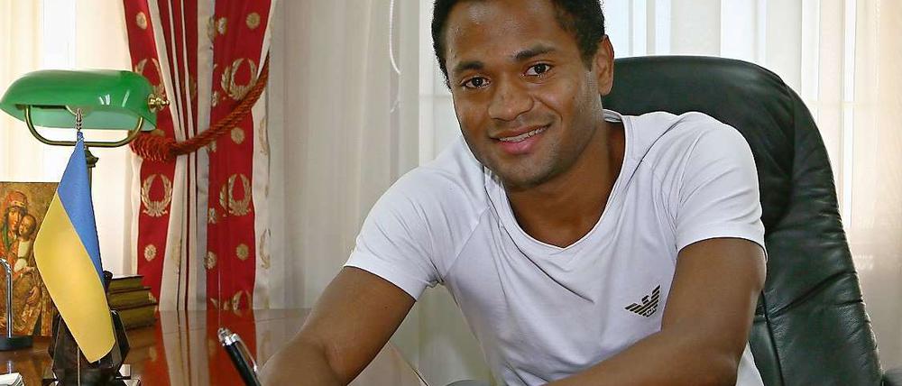 Die Tinte in Ukraine ist kaum getrocknet, schon muss Raffael wieder nach Deutschland. Aber nur zum Spielen:. In der Champions League-Qualifikation trifft er mit Dynamo Kiew auf Borussia Mönchengladbach. Und seinen Ex-Trainer Lucien Favre.