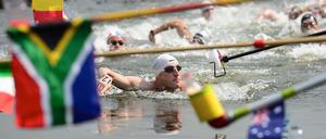 Wer zehn Kilometer schwimmt, muss zwischendrin auch mal etwas trinken.