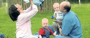 Alles zu ihrer Zufriedenheit? In der Debatte um Steuervorteile für Ehepaare und Lebenspartnerschaften kommen nun auch familienpolitische Aspekte ins Blickfeld. Foto: dapd