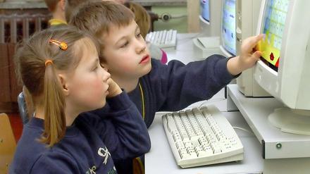 Ob's was hilft? Während die Grundschüler auf dem Archivbild von 2001 versuchen, mit dem Computer lesen zu lernen, gilt heute als zweifelhaft, ob digitale Medien gerade kleinere Kinder wirklich weiterbringen.