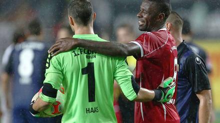Der Gegner mag ihn schon, wie hier Mo Idrissou. Jetzt will sich Daniel Haas noch in die Herzen der Union-Fans spielen.