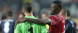 Der Gegner mag ihn schon, wie hier Mo Idrissou. Jetzt will sich Daniel Haas noch in die Herzen der Union-Fans spielen.