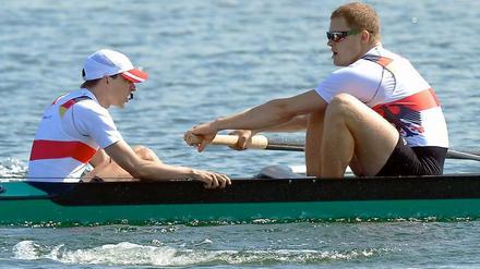 Kristof Wilke (r.) führt das deutsche Olympiateam bei der Abschlussfeier ins Stadion. Steuermann Martin Sauer wird's freuen.