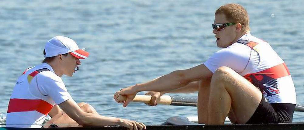 Kristof Wilke (r.) führt das deutsche Olympiateam bei der Abschlussfeier ins Stadion. Steuermann Martin Sauer wird's freuen.