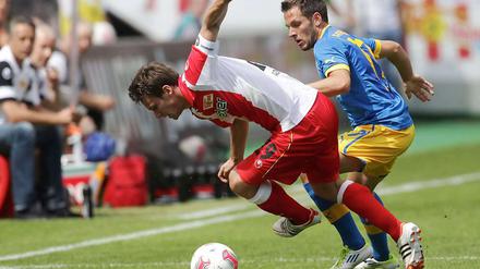 Ins Straucheln geraten: Der Berliner Michael Parensen (l.) im Zweikampf mit dem Braunschweiger Kevin Kratz.