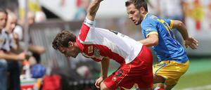 Ins Straucheln geraten: Der Berliner Michael Parensen (l.) im Zweikampf mit dem Braunschweiger Kevin Kratz.