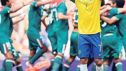 Gemeinsam und einsam. Während Mexikos Fußballer den Sieg bejubeln, ist Brasiliens Lucas untröstlich. Foto: dpa