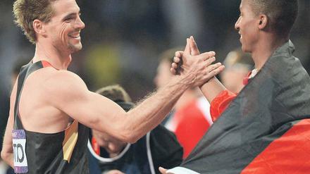 Gut gemacht, Landsmann. Raphael Holzdeppe gewinnt im Stabhochspringen die Bronzemedaille und gratuliert Björn Otto (links) zu Rang zwei. Den Olympiasieg sicherte sich der Franzose Renaud Lavillenie mit 5,97 Metern. 
