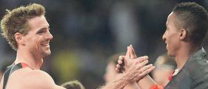 Gut gemacht, Landsmann. Raphael Holzdeppe gewinnt im Stabhochspringen die Bronzemedaille und gratuliert Björn Otto (links) zu Rang zwei. Den Olympiasieg sicherte sich der Franzose Renaud Lavillenie mit 5,97 Metern.
