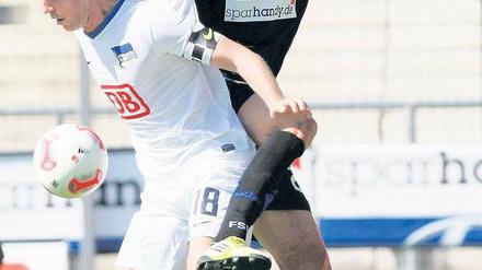 Blaues Wunder. Frankfurts Odise Roshi erwischt Herthas Peter Niemeyer auf dem falschen Fuß. Foto: dpa