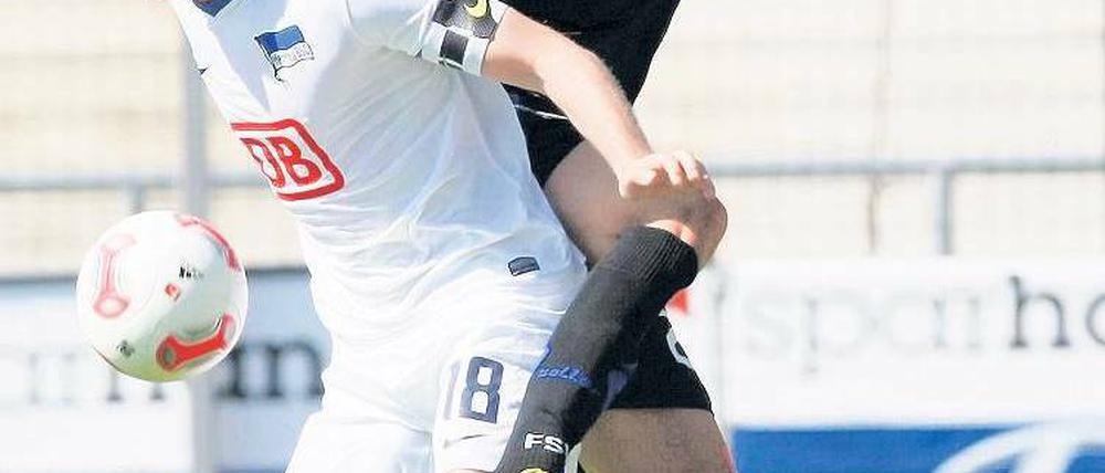 Blaues Wunder. Frankfurts Odise Roshi erwischt Herthas Peter Niemeyer auf dem falschen Fuß. Foto: dpa