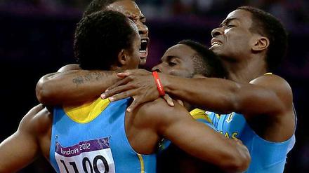 Sensation. Die Läufer aus den Bahamas gewinnen die Staffel über 4x400 Meter vor USA.