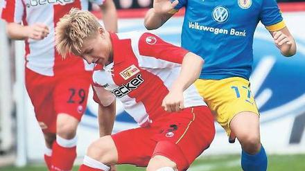 Selbstbewusstsein allein reicht nicht. Unions 18-jähriger Björn Jopek (am Ball) hatte einige gute Szenen, konnte die Niederlage seines Teams allerdings nicht verhindern. 