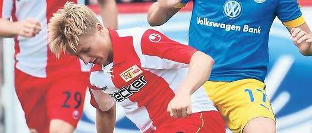 Selbstbewusstsein allein reicht nicht. Unions 18-jähriger Björn Jopek (am Ball) hatte einige gute Szenen, konnte die Niederlage seines Teams allerdings nicht verhindern.