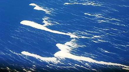 Schwimmende Steine. Luftaufnahme von unzähligen Bimssteinen, die auf der Oberfläche des Pazifik nahe Raoul Island (Neuseeland) treiben.