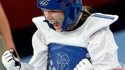 Helena Fromm feiert die erste deutsche Medaille im Taekwondo bei Olympischen Spielen.