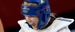 Helena Fromm feiert die erste deutsche Medaille im Taekwondo bei Olympischen Spielen.
