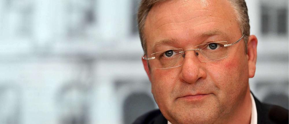 Berlins Innensenator Frank Henkel will keinen Alleingang der Länder in Sachen NPD-Verbot.