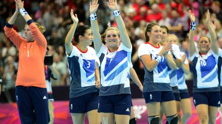 Verloren und doch gewonnen. Großbritanniens Handballer reagieren nach der Niederlage gegen Montenegro. Der Begeisterung schadeten die Niederlagen nicht, Handball wird bei den Briten immer beliebter