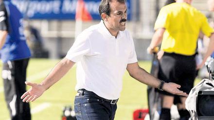 Jos Luhukay reagiert auf die Leistung seiner Spieler in Frankfurt.