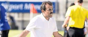 Jos Luhukay reagiert auf die Leistung seiner Spieler in Frankfurt.