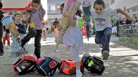 Auf dem Sprung in die Schule. Die Erstklässler der Schöneberger Finow-Grundschule hatten viel Spaß dabei, erste Hürden zu nehmen. 