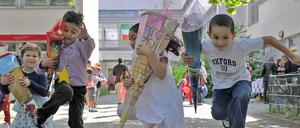 Auf dem Sprung in die Schule. Die Erstklässler der Schöneberger Finow-Grundschule hatten viel Spaß dabei, erste Hürden zu nehmen.