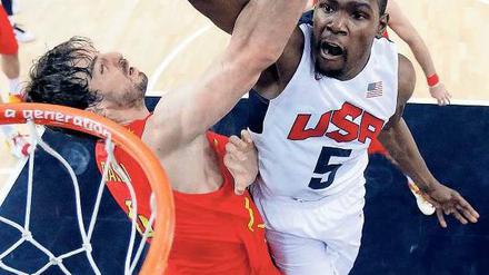 Mit aller Macht. US-Star Kevin Durant dunkt den Ball über den Spanier