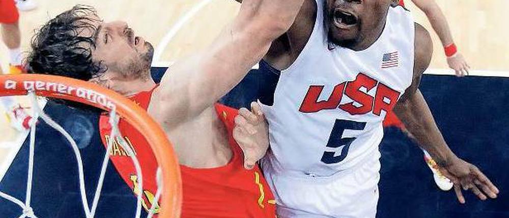 Mit aller Macht. US-Star Kevin Durant dunkt den Ball über den Spanier