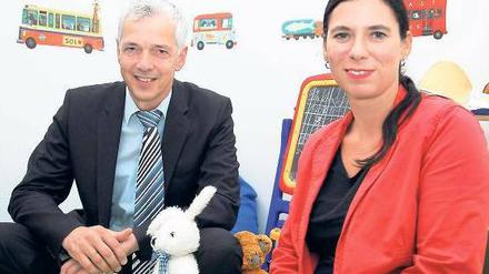 Wohlfühlen sollen sich Mitarbeiterkinder und ihre Eltern beim Gasversorger Gasag. Vorstand Andreas Prohl zeigte Senatorin Sandra Scheeres das Eltern-Kind-Büro.