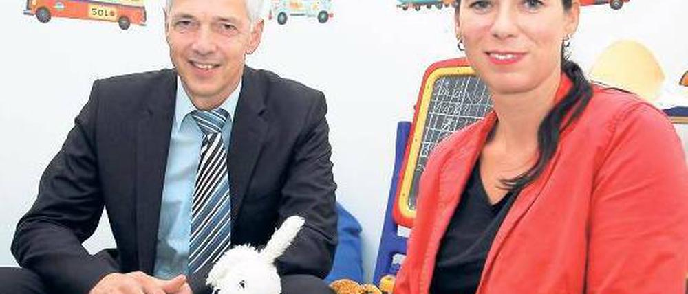 Wohlfühlen sollen sich Mitarbeiterkinder und ihre Eltern beim Gasversorger Gasag. Vorstand Andreas Prohl zeigte Senatorin Sandra Scheeres das Eltern-Kind-Büro.