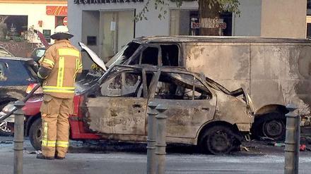 In Schöneberg hat sich am Samstag ein Wagen mit sechs Insassen überschlagen und ist ausgebrannt - zwei Menschen wurden schwer verletzt.
