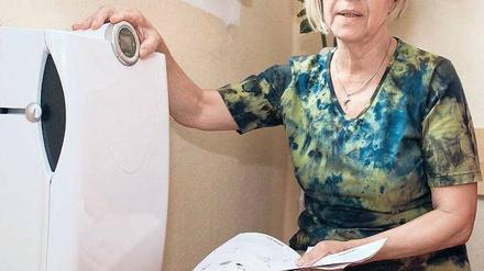 Familie Spielmann ist unzufrieden. Flugzeuge donnern über die Häuser, im Innern brummt der Lüfter, es bildet sich Schimmel. 