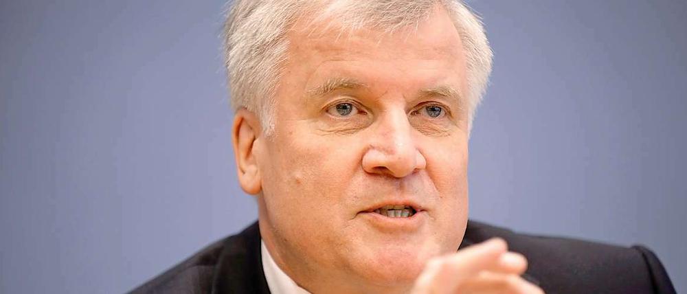 Horst Seehofer will ein NPD-Verbotsverfahren - unbedingt.