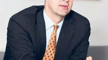  überzeugten Europäer sieht sich Marcel Fratzscher, der im Februar kommenden Jahres die Leitung des Deutschen Instituts für Wirtschaftforschung (DIW) übernimmt. Der 41-Jährige leitet derzeit die Abteilung für internationale wirtschaftspolitische Analysen bei der Europäischen Zentralbank. Und weil die EZB eine wichtige Rolle in der Schuldenkrise spielt, will er sich zu dem Thema zum jetzigen Zeitpunkt nur vage äußern. 